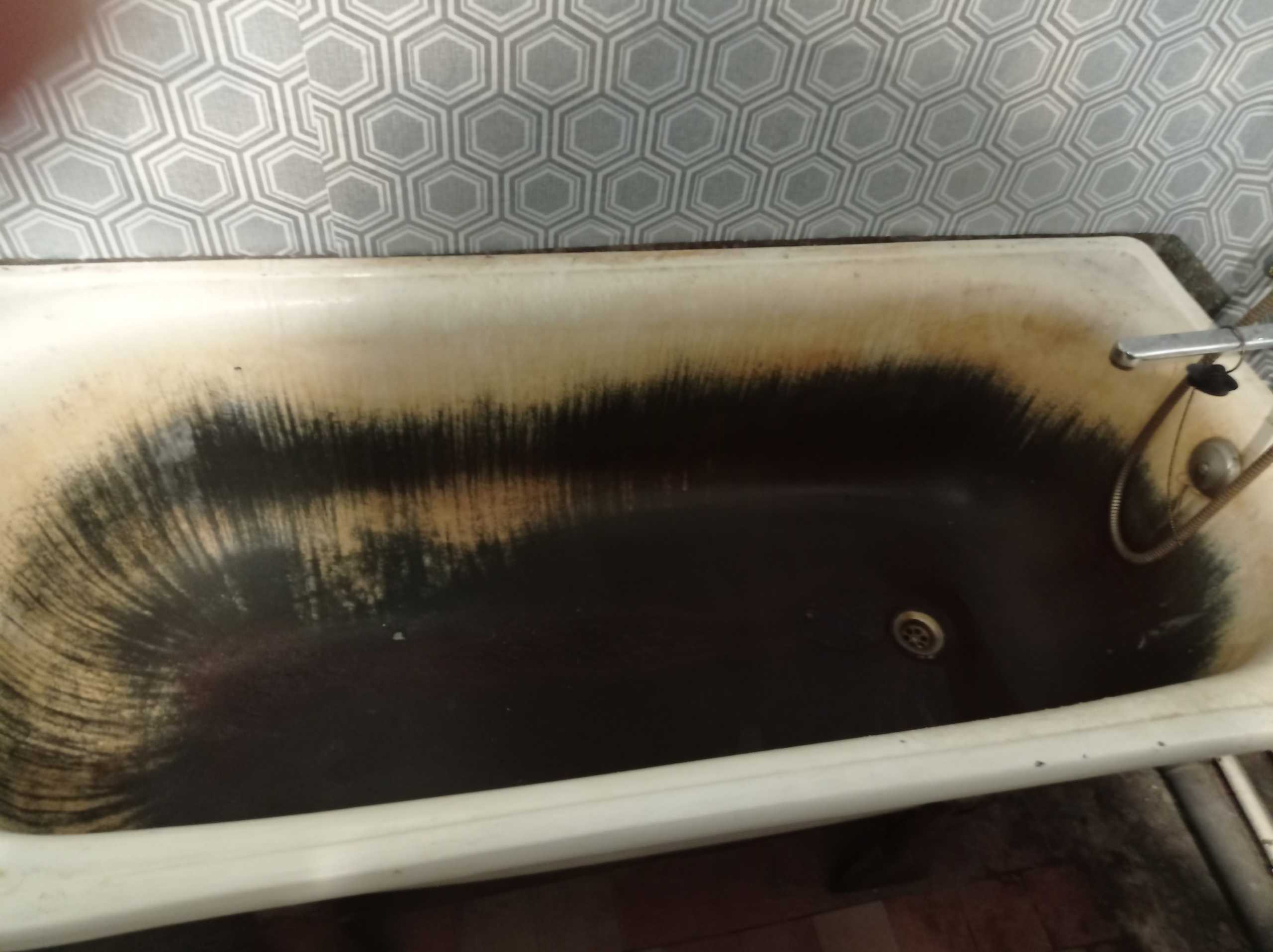 Ванна с дефектами перед самостоятельной реставрацией