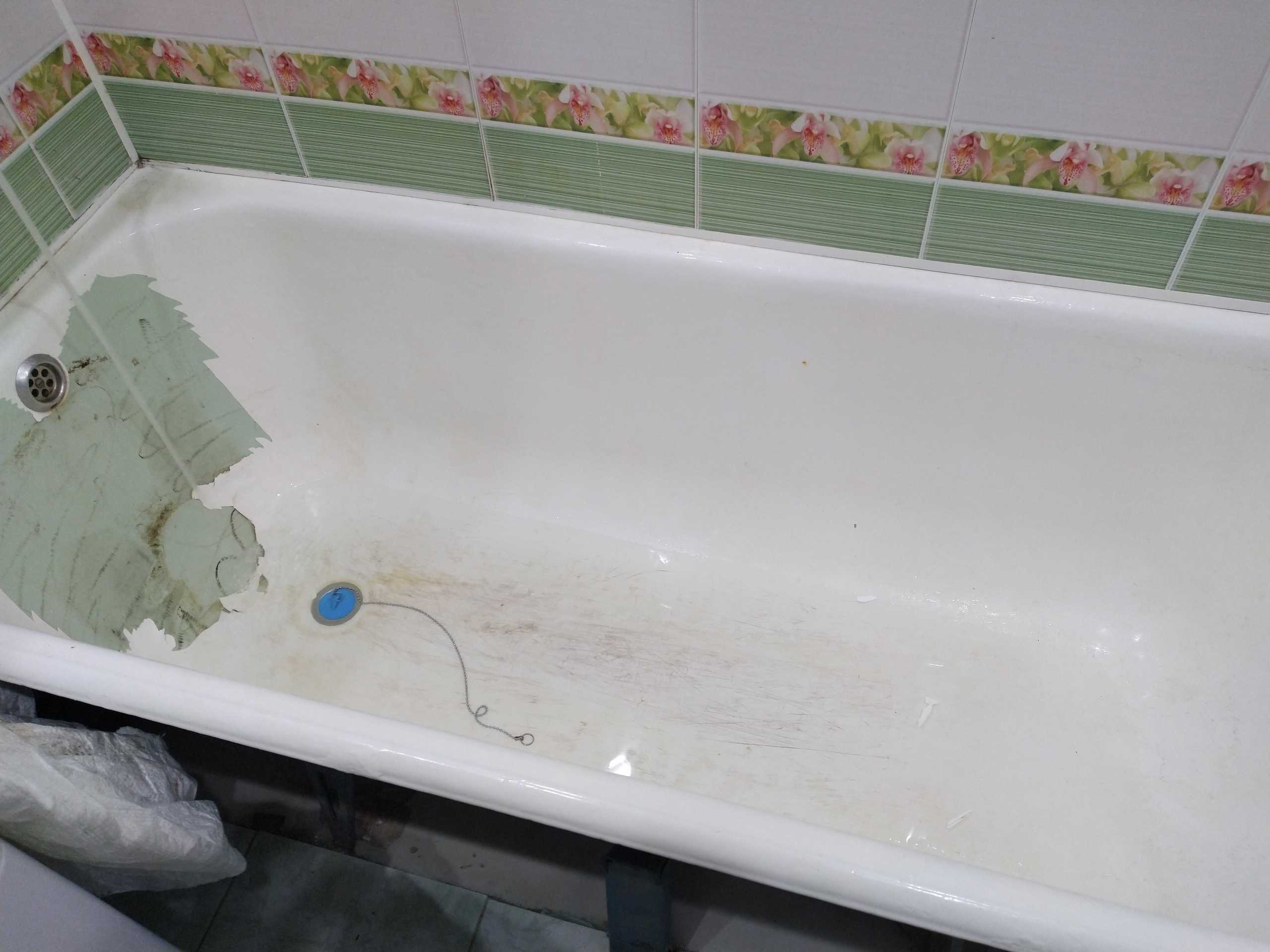 Проблемная ванна после неудачной самостоятельной реставрации
